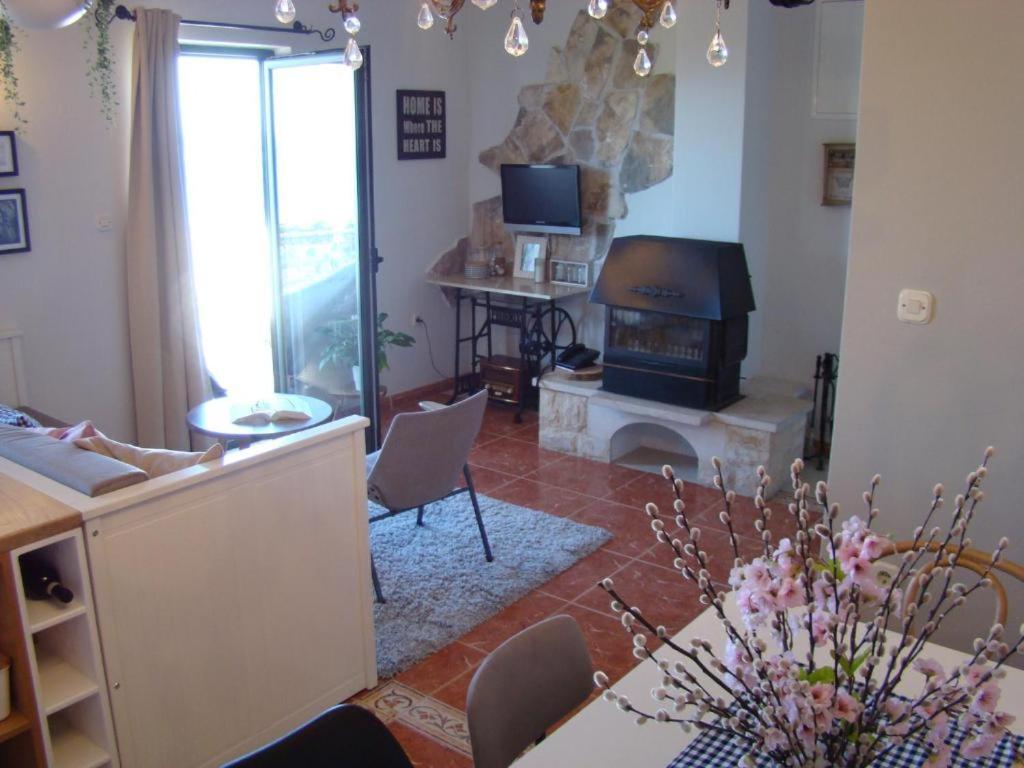 Holliday Home Alida With Jacuzzi بودغورا المظهر الخارجي الصورة