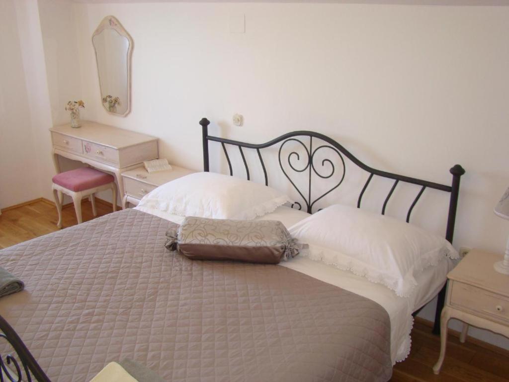 Holliday Home Alida With Jacuzzi بودغورا المظهر الخارجي الصورة