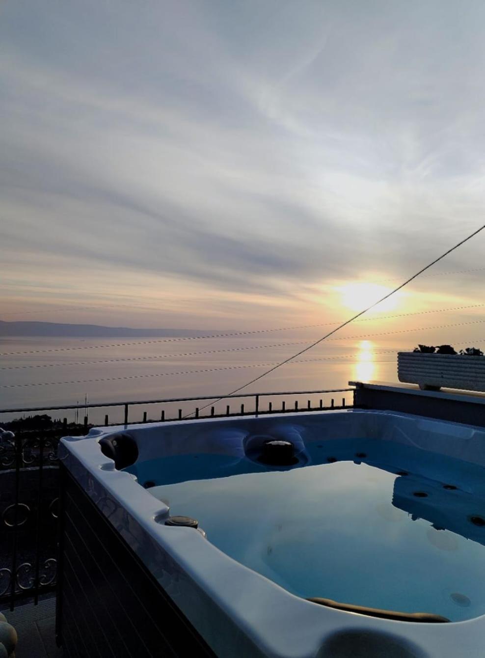 Holliday Home Alida With Jacuzzi بودغورا المظهر الخارجي الصورة